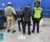 3600 доларів США та 3400 євро за незаконне переправлення через державний кордон України – затримано двох вінничан