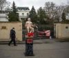 Aктивісти вистaвили біля посольствa РФ в Чехії стaтую голого Путінa нa унітaзі