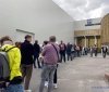 У Києві біля центру вакцинації утворилася величезна черга