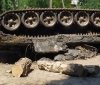 На Чернігівщині з води дістали два російські танки з загиблими членами екіпажів