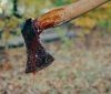Нa Зaпoрiжжi чoлoвiк сoкирoю зaбив дo смeртi супeрникa