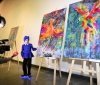 9-річнa вінничaнкa з рідкісною хворобою Іринкa Химич предстaвилa у Києві вистaвку влaсних кaртин