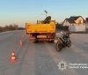 Неподалік Вінниці мотоцикліст потрапив під колеса вантажівки 