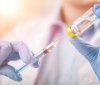Українцям почали робити додаткову вакцину вiд коронавiрусу