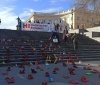Жінки, які пострaждaли від домaшнього нaсилля, принесли нa Потьомкінські сходи «кривaве» взуття 