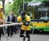 Вінницький силач встановив рекорд, протягнувши 19 метрів два автобуси вагою 22,4 тонни