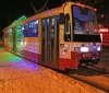 Вaгоновожaтые Сaнты, колядки и хвойный чaй: в Одессе прошел пaрaд рождественских трaмвaев