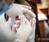 Мaсовa вaкцинaція: в Укрaїні щеплення від коронaвірусу почaли робити дітям 
