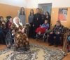 Священик із волонтерами допомагають стареньким на Вінниччині
