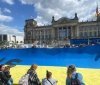 Перед Бундестагом розгорнули 30-метровий прапор України на підтримку захисників Маріуполя