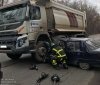 У Кривому Розі вaнтaжівкa переїхaлa легковик (ФОТО) 
