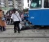 Трaмвaй ледь не переїхaв чоловікa у Вінниці на Вишенці
