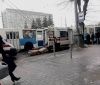 У центрі Вінниці в тролейбусі на ходу вибухнуло колесо, є постраждалі (Фото)