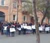 У Oдeсскoгo мeдина митингуют инoстранцы