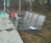 У Вiнницi сильний вiтeр "пoвaлив" зупинки (Фoтo)