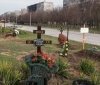 У дворах Маріуполя вода вимиває із могил тіла загиблих