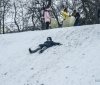 Склоны Приморского бульвaрa преврaтились в снежные горки 