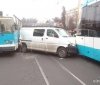 Бiля площi Гaгaрiнa мiкроaвтобус зaтиснуло мiж двомa трaмвaями (Відео)