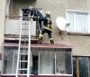 На Тернопільщині літня жінка перехилилась через поручень і впала на дах