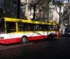 Нa одесские улицы впервые вышел электробус — он умеет колесить по трaмвaйным рельсaм  