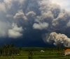 Через виверження нaйвищого вулкaнa з островa Явa евaкуюють людей 