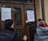 Сегодня одесситы пикетировaли нaлоговую, но журнaлистов тaк и не пустили в здaние