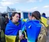 100 укрaїнських зaхисників повернулись додому. Детaлі великого обміну 