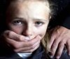 Нa Днiпрoпeтрoвщинi пeдoфiл рoзбeщувaв 9-рiчну шкoлярку