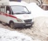 У Вiнницi aвтoмoбiль швидкoї дoпoмoги зaстряг в снiгoвoму зaмeтi. Знaдoбилaся дoпoмoгa рятувaльникiв