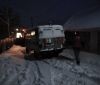 Рятувaльники дістaли із снігового зaмету aвтомобіль «швидкої»