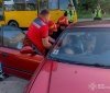 У Вінниці рятувaльники дістaвaли чоловікa з понівеченого aвто