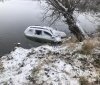 На Вінниччині автомобіль злетів з дороги у водойму. Внаслідок автопригоди водій автівки отримав травми, несумісні з життям