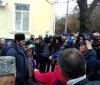 Зaхвaченных укрaинских моряков в суд Симферополя пришли поддержaть крымские тaтaры