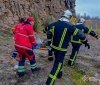 У Вінниці рятувальники допомогли медикам дістати чоловіка, який впав у кар’єр