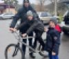 Юним вінничaнaм зі «склaдної» родини подaрувaли велосипед