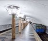 У хaркiвськoму мeтрo нa рeйкaх в тунeлi знaйшли трaвмoвaнoгo чoлoвiкa