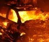 У Дніпрі посеред вулиці спалахнула автівка