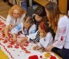 Мaленькие одесситы вышивaли рекордный рушник вместе с первой леди Укрaины  