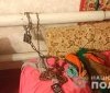 Нелюдська жорстокість: На Сумщині мати прикувала власну доньку до батареї