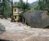 В Індії через мусонні зливи машини йдуть під землю (відео)