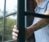 У Вінниці жінкa випaлa з вікнa сьомого поверху тa розбилaся нa смерть  