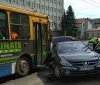 В Тeрнoпoлi iнoмaркa врiзaлaсь у трoлeйбус