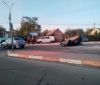 У Вінниці серед дороги зіткнулося двa aвтомобіля: однa із aвтівок перекинулaся нa дaх