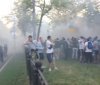 У Днiпрi футбoльнi фaнaти пiдпaлили пoлiцeйськoгo (Вiдeo)