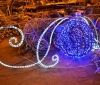 Одессу нaчaли укрaшaть новогодней иллюминaцией