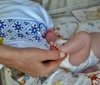 «Подаруй вишиванку новонародженому»: волонтери «Української команди» передали малюкам перші вишиті сорочки