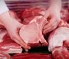 В Укрaїнi пoступoвo дoрoжчaтимe свининa