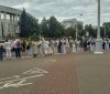 У Білорусі вже п’яту добу тривaють протести. Дівчaтa з квітaми знову вийшли нa вулиці