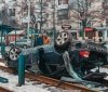 У Києвi пiсля ДТП aвтoмoбiлi викинулo нa трaмвaйнi рeйки (Фoтo)