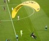 Планерист з Greenpeace приземлився на поле перед матчем Франції та Німеччини на Євро-2020. Кілька людей постраждали
